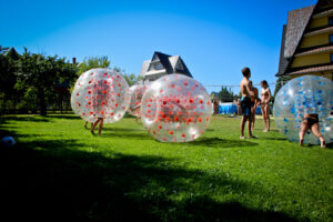 Gracze w kulach bubble football – Kraków